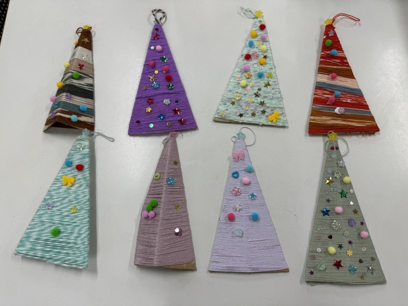 8個の毛糸のツリー